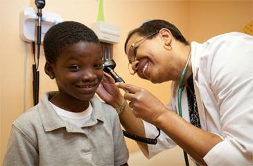 医生正在给一个孩子做耳朵检查.